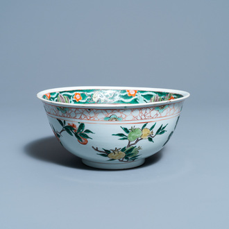 Un bol en porcelaine de Chine famille verte à décor de fleurs et de fruits, Kangxi