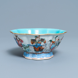 Un bol lobé en porcelaine de Chine famille rose, marque et époque de Tongzhi
