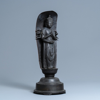 Une figure de Kanzeon Bosatsu en bronze et cuivre à base inscrite, Edo