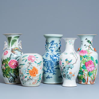 Cinq vases en porcelaine de Chine famille rose, qianjiang cai et céladon, 19/20ème