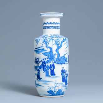 Un vase de forme rouleau en porcelaine de Chine en bleu et blanc, marque de Kangxi, 19/20ème