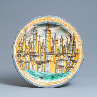 Een grote schotel in Italiaanse majolica met een zicht op San Gimignano, Deruta, 16/17e eeuw