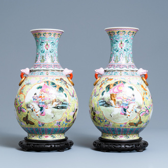 Une paire de vases en porcelaine de Chine famille rose, marque de Qianlong, République