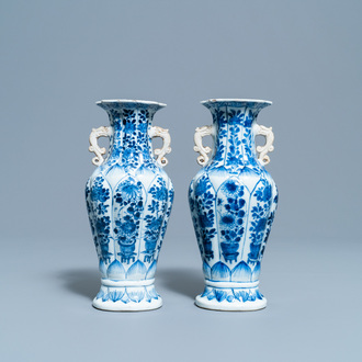 Une paire de vases en porcelaine de Chine en bleu et blanc, Kangxi