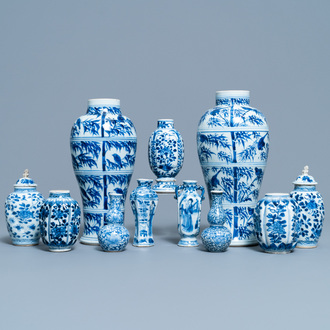 Een collectie Chinese blauw-witte vazen, Kangxi