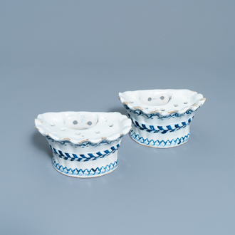 Een paar blauw-witte Franse faience bloemenhouders, Rijsel, 18e eeuw