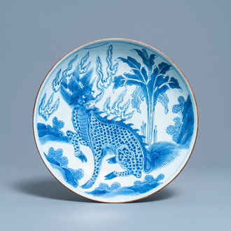 Een Chinese blauw-witte schotel met een kylin, Yu Tang Jia Qi merk, Shunzhi