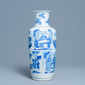 Un vase de forme rouleau en porcelaine de Chine en bleu et blanc, Kangxi