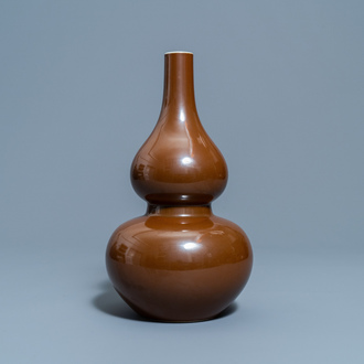 Un vase de forme double gourde en porcelaine de Chine brun monochrome, marque de Qianlong, 18/19ème