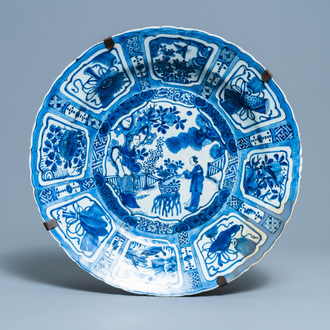 Un très grand plat en porcelaine de Chine en bleu et blanc de type kraak à décor d'une femme et son servant, Wanli
