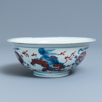 Een Chinese blauw-witte en koperrode kom met boeddhistische leeuwen, Qianlong merk, 19e eeuw