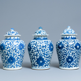 Drie Chinese blauw-witte dekselvazen met lotusslingers, Transitie periode/Kangxi