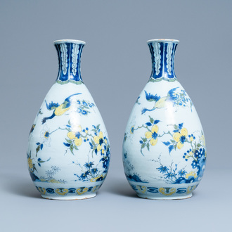 Une paire de vases en faïence de Delft polychrome à décor d'un dragon et d'animaux dans un jardin fleuri, 17ème