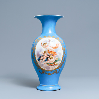 Un vase en porcelaine dans le style de Sèvres, prob. Samson, Paris, 19ème