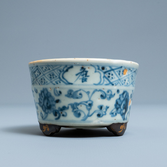 Een Chinese blauw-witte driepotige wierookbrander, Ming