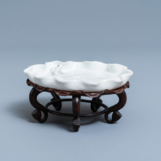 Un lave-pinceaux en porcelaine blanc de Chine figurant une grenouille sur fleur de lotus sur socle en bois sculpté, Chine, Kangxi/Yongzheng
