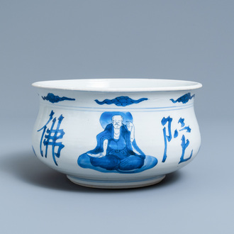 Un brûle-parfum en porcelaine de Chine en bleu et blanc à décor de quatre luohans, Kangxi