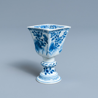 Une coupe de forme quadrangulaire sur piedouche en porcelaine de Chine en bleu et blanc, Kangxi