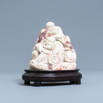 Un groupe de deux immortels en pierre à savon dite 'de Shoushan', Chine, Qing
