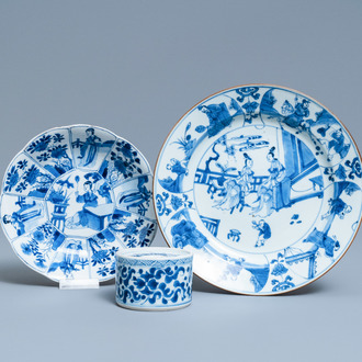 Deux assiettes et un encrier en porcelaine de Chine en bleu et blanc, Kangxi