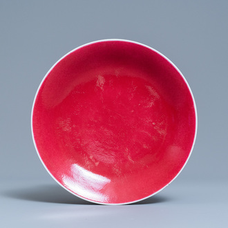 Un plat en porcelaine de Chine rouge de rubis monochrome, marque et époque de Jiaqing