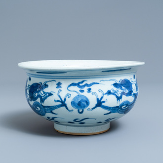 Een Chinese blauw-witte wierookbrander met draken, Kangxi