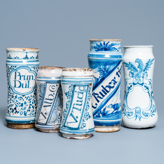 Een collectie van vijf blauw-witte Spaanse albarelli, 17e eeuw