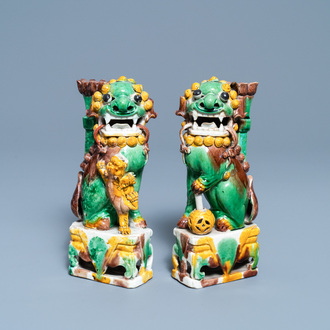 Une paire de porte-encens en forme de lions bouddhistes en biscuit émaillé sancai, Kangxi