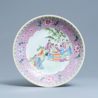 Un plat en porcelaine de Chine famille rose, marque de Qianlong, République