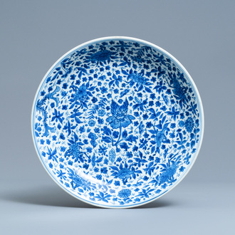 Een Chinese blauw-witte schotel met floraal decor, Kangxi