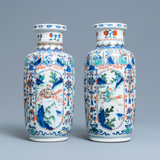 Une paire de vases de forme rouleau en porcelaine de Chine famille verte, Kangxi