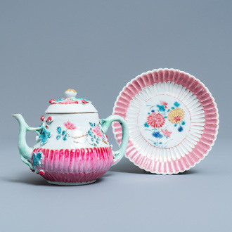 Een Chinese famille rose theepot op pattipan met reliëfdecor, Yongzheng