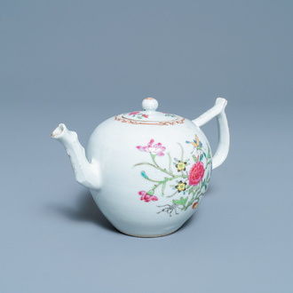 Une théière couverte en porcelaine de Chine famille rose à décor floral, Qianlong