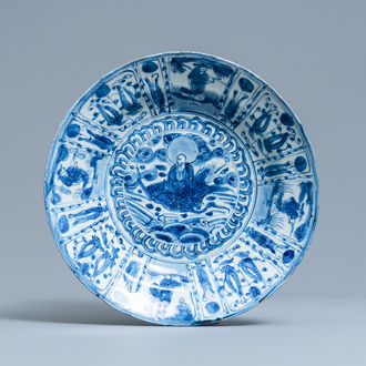 Een Chinese blauw-witte kraakporseleinen schotel met Shou Lao, Wanli