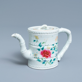 Une théière couverte en forme de bambou en porcelaine de Chine famille rose, 19ème