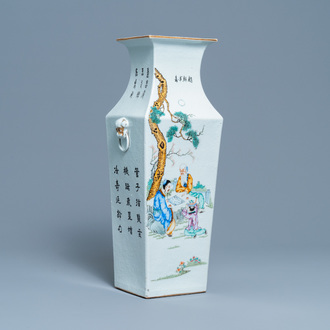 Un vase de forme carrée en porcelaine de Chine famille rose, 19ème