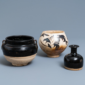 Deux vases et un bol en grès porcelaineux de type Cizhou, Chine, Song et Ming