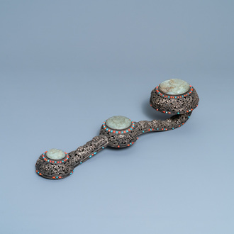 Un grand scèptre ruyi en jade et argent incrusté de corail et turquoise, Chine, 19ème