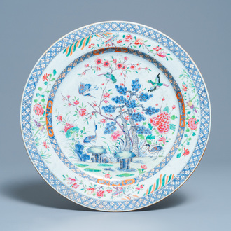 Un grand plat en porcelaine de Chine famille rose, Qianlong