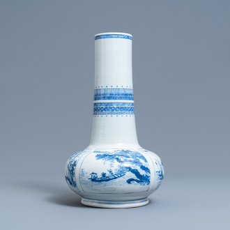 Een Chinese flesvormige blauw-witte vaas, Chenghua merk, Kangxi