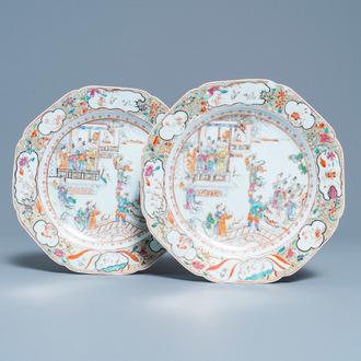 Een paar octagonale Chinese famille rose 'Mandarijnse acrobaten' borden, Qianlong