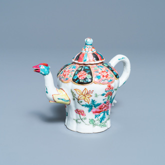 Une théière couverte en porcelaine de Chine famille rose au bec en forme de phénix, Yongzheng