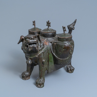 Un grand brûle-parfum en forme de lion en bronze, Chine, Ming