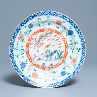 Un plat en porcelaine de Chine famille verte à décor d'un phénix et d'un qilin, Kangxi