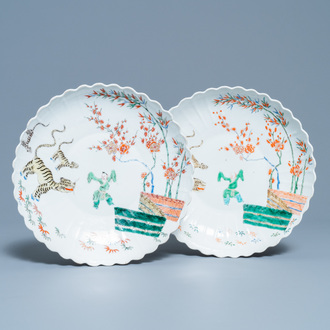 Een paar gelobde Chinese Kakiemon-stijl schotels met tijgers, Kangxi