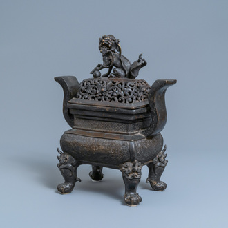 Een grote Chinese bronzen wierookbrander met deksel, Ming