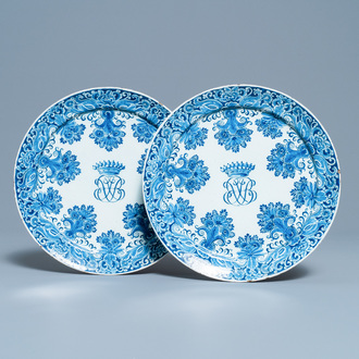 Une paire d'assiettes en faïence de Delft en bleu et blanc aux monogrammes couronnés, 1er quart du 18ème