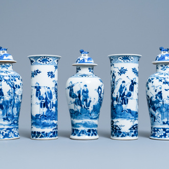 Une garniture de cinq vases en porcelaine de Chine en bleu et blanc, marque de Kangxi, 19ème