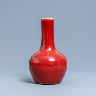 Un vase de forme bouteille en porcelaine de Chine sang de boeuf monochrome, 19ème