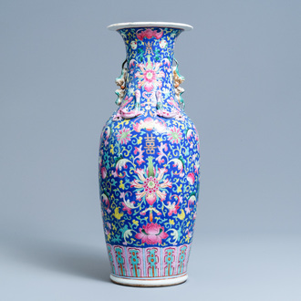 Un vase en porcelaine de Chine famille rose à fond bleu, 19ème